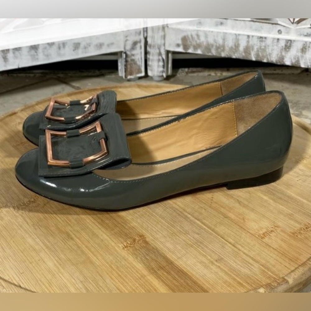 Badgley Mischka Elana Flats Size 7M Sage Green Patent Leather